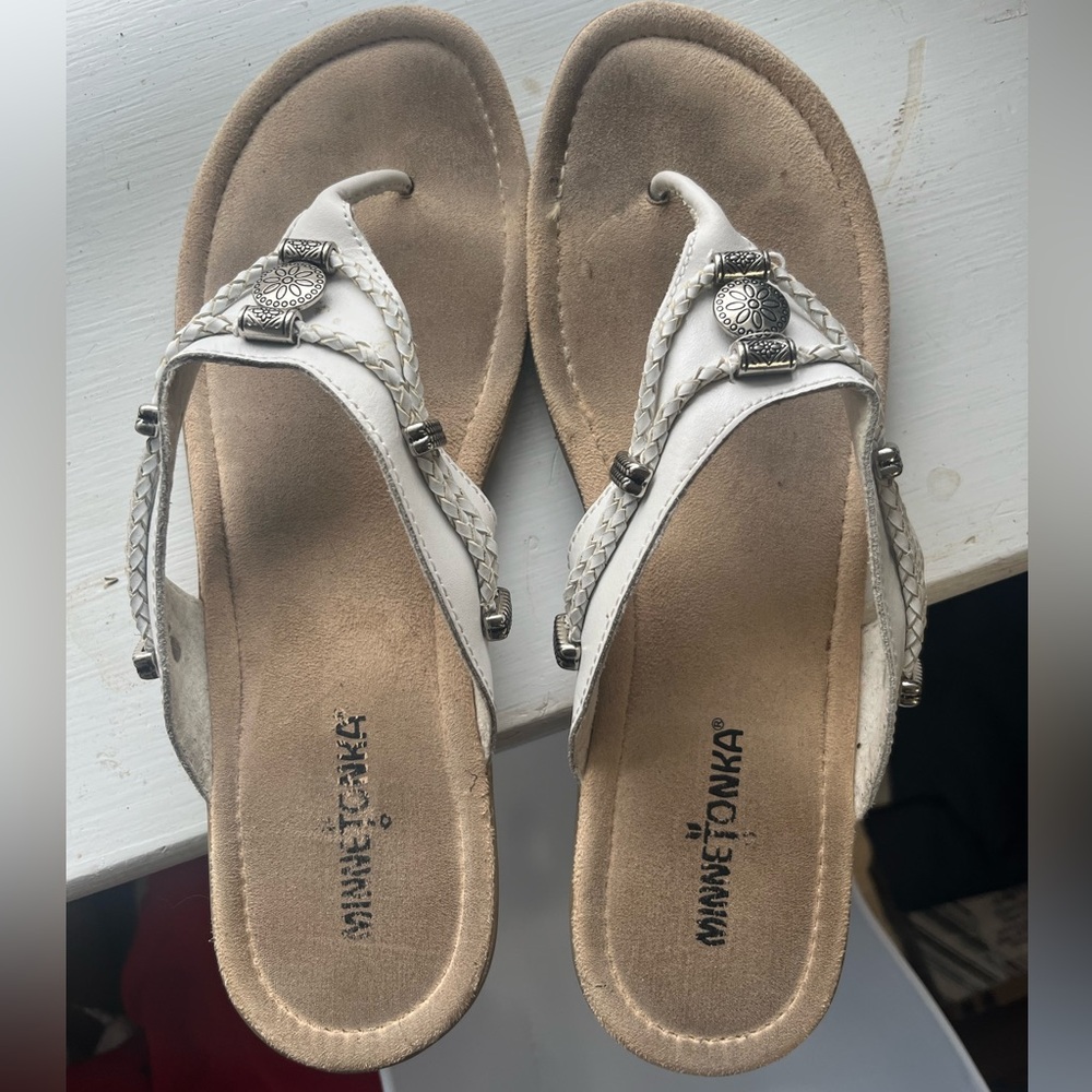 Minnetonka white leather flip flops silver embellishments braided padded foot 9